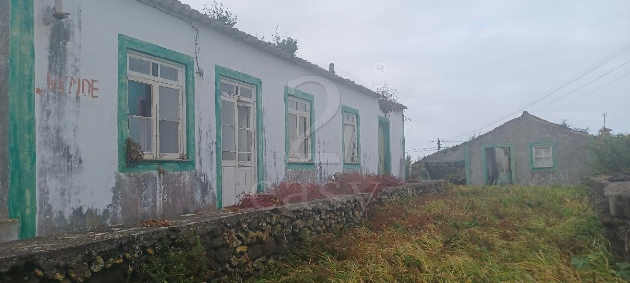 Moradia em ruína, inserida na freguesia da Vila Nova, Praia da Vitória.