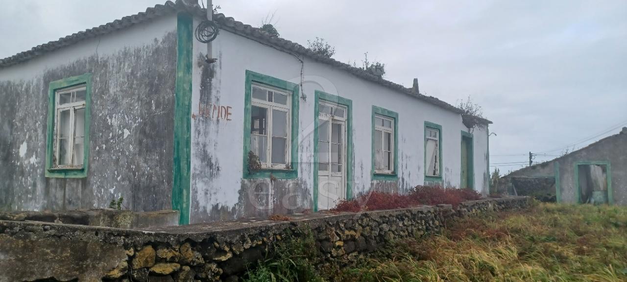 Moradia em ruína, inserida na freguesia da Vila Nova, Praia da Vitória.