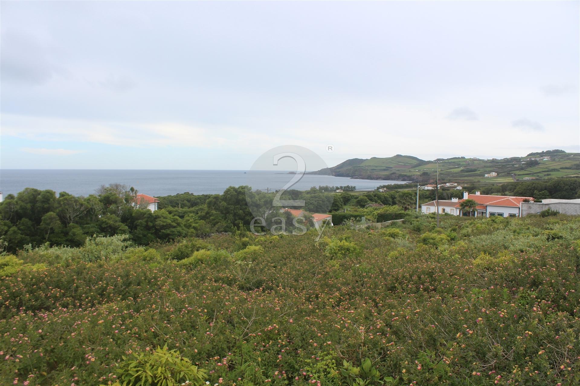 Terreno com 4128 m2 localizado na freguesia de Porto Martins com vista Mar