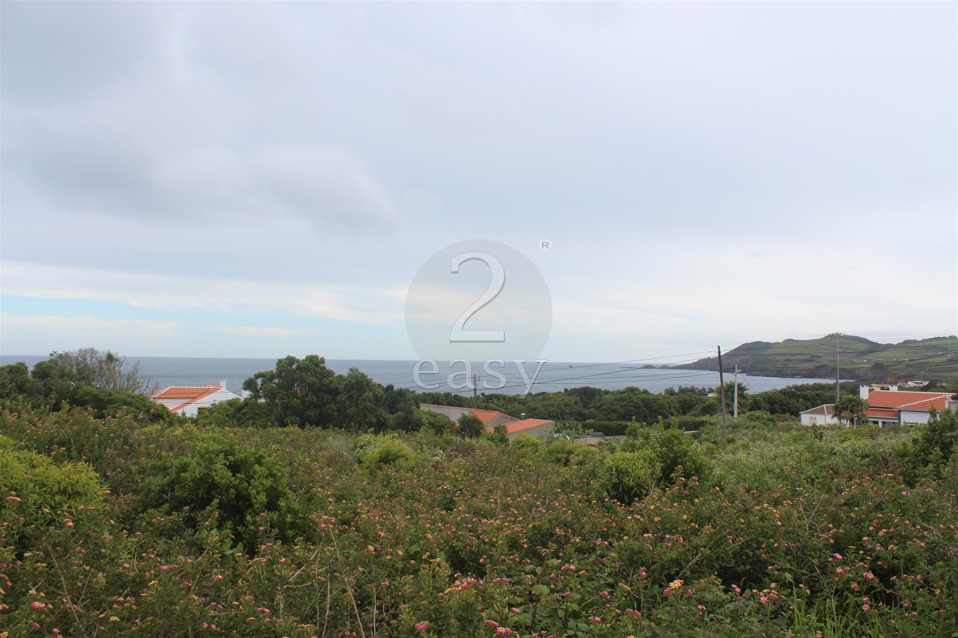 Terreno com 4128 m2 localizado na freguesia de Porto Martins com vista Mar