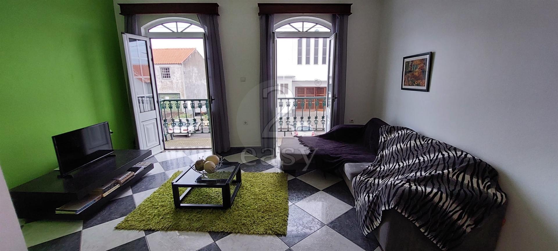 Apartamento T2, inserido no centro da freguesia dos Biscoitos.