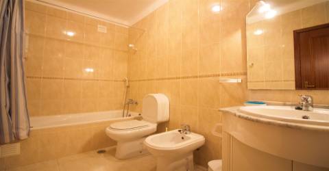 apartamento t2 em monte gordo para férias com vista lateral  para o mar.