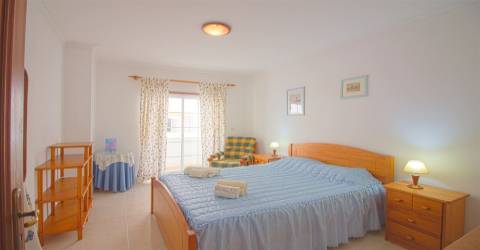 apartamento t2 em monte gordo para férias com vista lateral  para o mar.