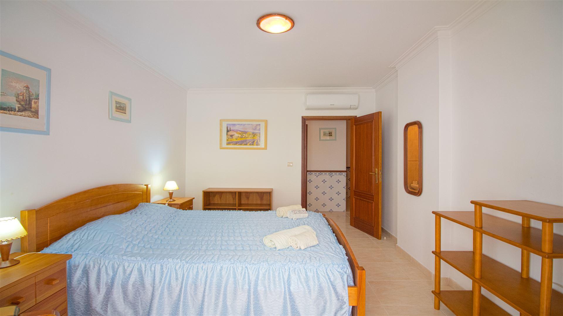 apartamento t2 em monte gordo para férias com vista lateral  para o mar.