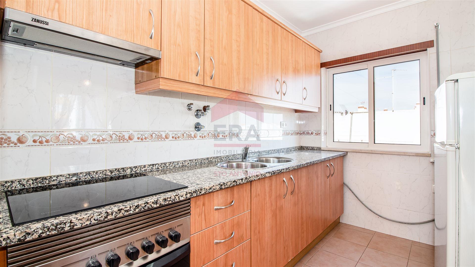 apartamento t1 duplex em monte gordo para ferias varanda a sul vista mar e ar condicionado