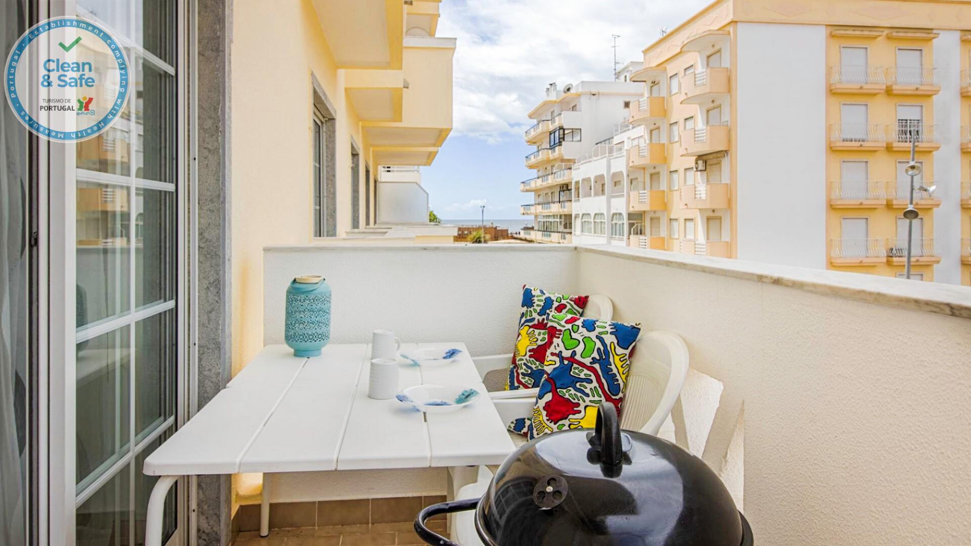 apartamento t1 monte gordo para férias com vista lateral para o mar  e ar condicionado.