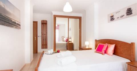 apartamento t1 monte gordo para férias com vista lateral para o mar  e ar condicionado.