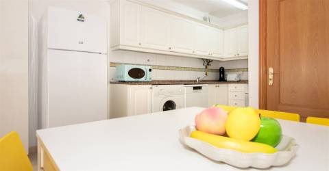 apartamento t1 monte gordo para férias com vista lateral para o mar  e ar condicionado.