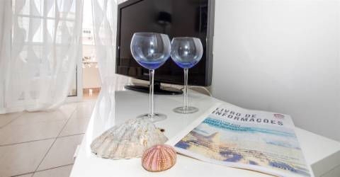 apartamento t1 monte gordo para férias com vista lateral para o mar  e ar condicionado.