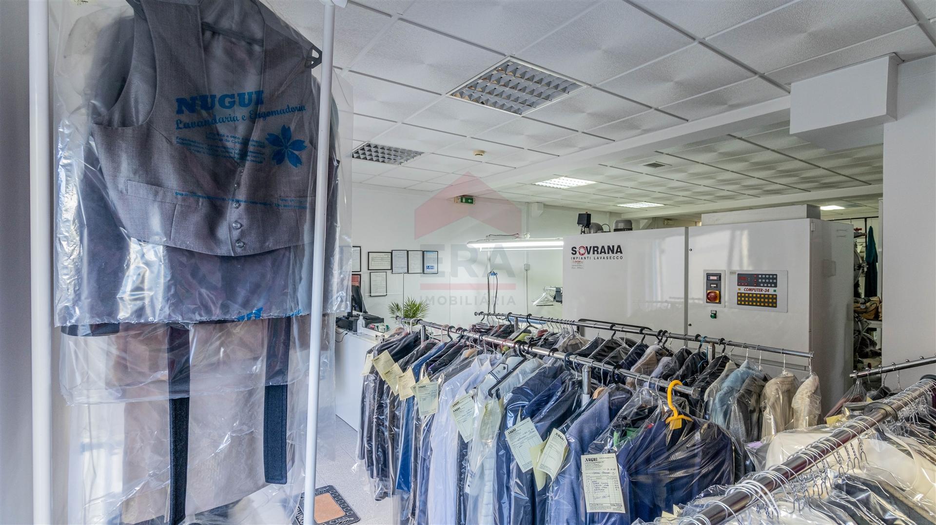 Loja equipada como lavanderia em Vila Real de Santo António.