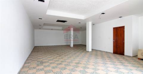 Prédio de 2 pisos em Vila Real de Santo António.