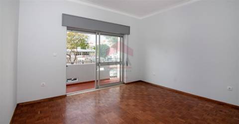 Prédio de 2 pisos em Vila Real de Santo António.