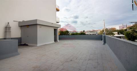 Prédio de 2 pisos em Vila Real de Santo António.