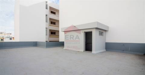 Prédio de 2 pisos em Vila Real de Santo António.