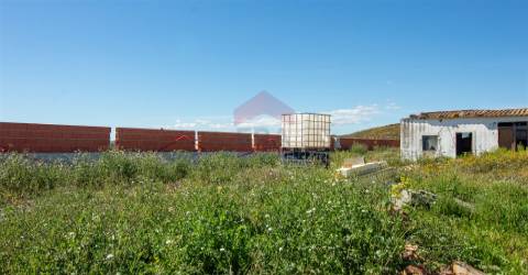 Terreno com ruina de armazém, situado no Rio Seco, Castro Marim.