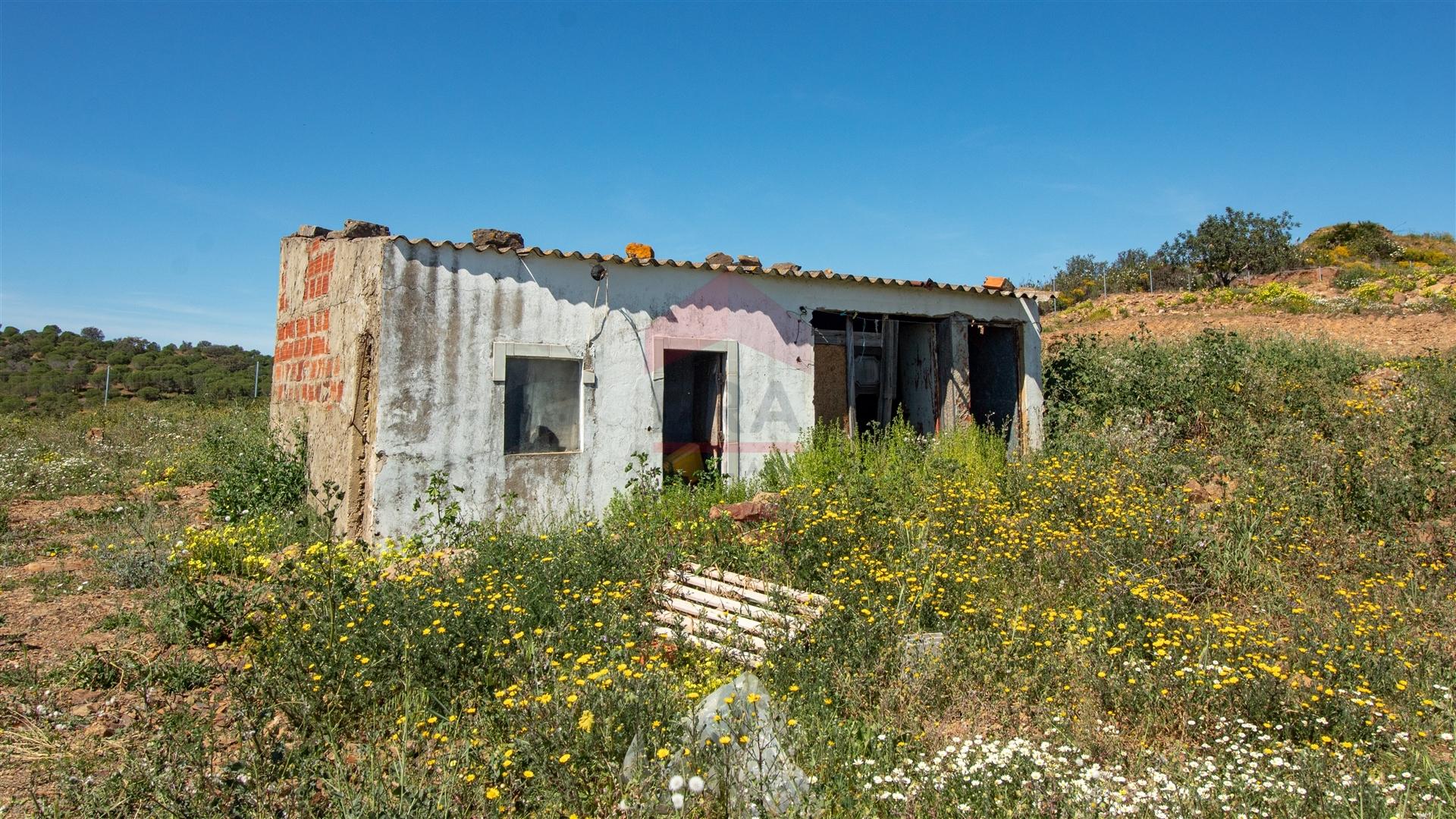 Terreno com ruina de armazém, situado no Rio Seco, Castro Marim.