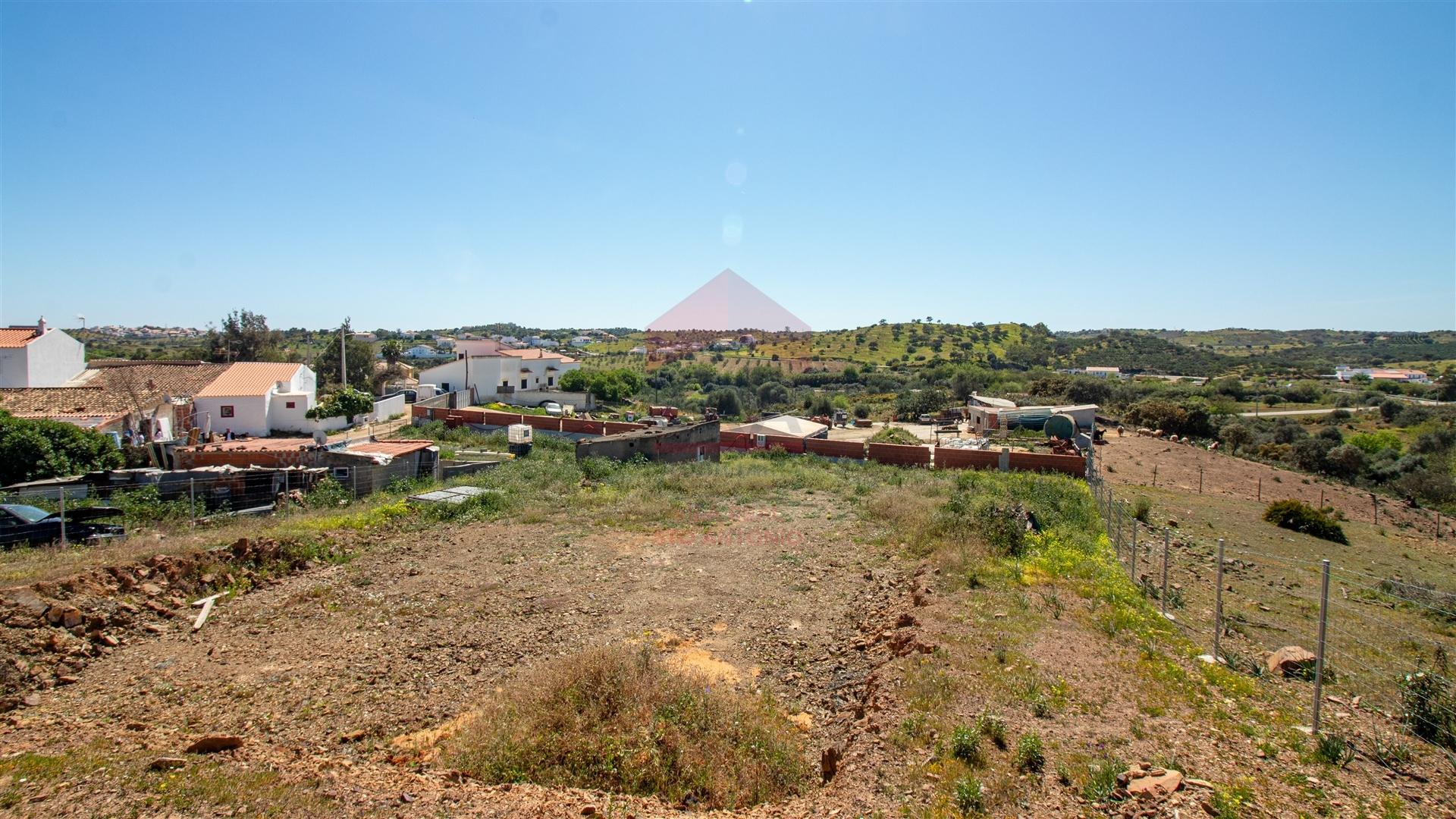 Terreno com ruina de armazém, situado no Rio Seco, Castro Marim.