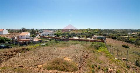 Terreno com ruina de armazém, situado no Rio Seco, Castro Marim.