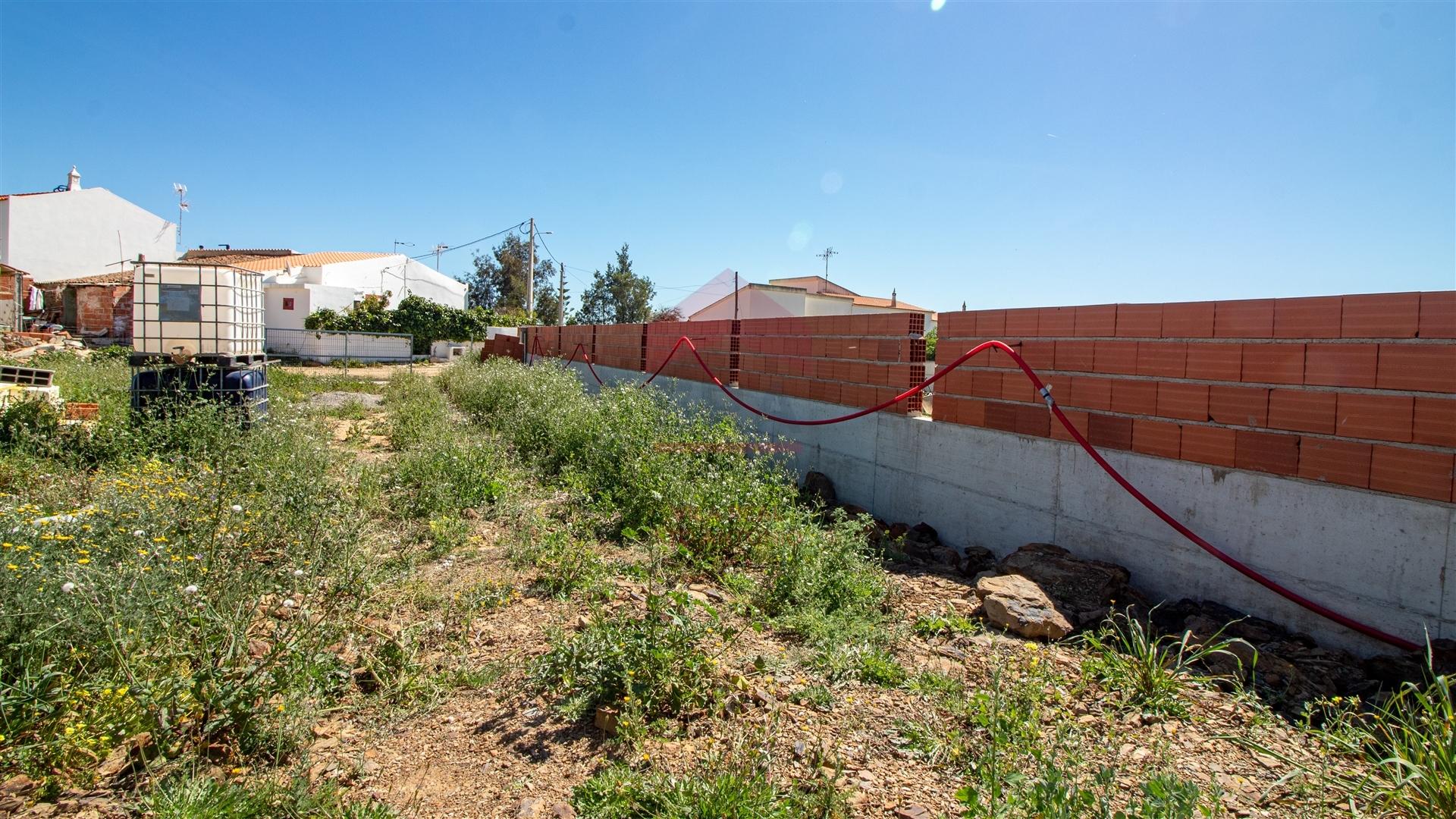 Terreno com ruina de armazém, situado no Rio Seco, Castro Marim.