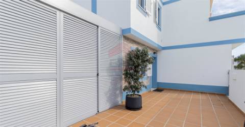 Moradia equipada c/ ar condicionado, lugar de garagem e piscina privada, na Manta Rota.