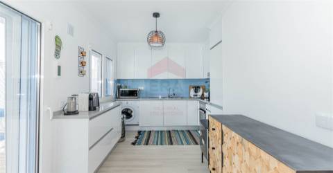 Moradia equipada c/ ar condicionado, lugar de garagem e piscina privada, na Manta Rota.