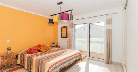 Moradia equipada c/ ar condicionado, lugar de garagem e piscina privada, na Manta Rota.