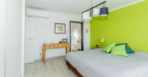 Moradia equipada c/ ar condicionado, lugar de garagem e piscina privada, na Manta Rota.