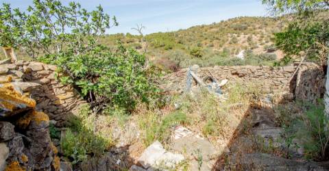 Moradia para recuperar na aldeia do Marmeleiro.