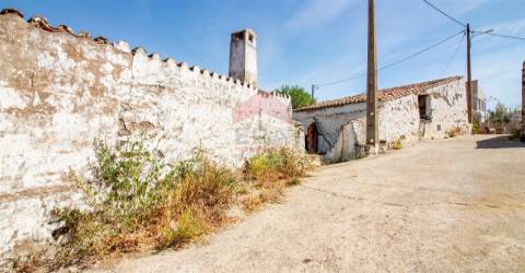 Moradia para recuperar na aldeia do Marmeleiro.