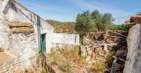 Moradia para recuperar na aldeia do Marmeleiro.