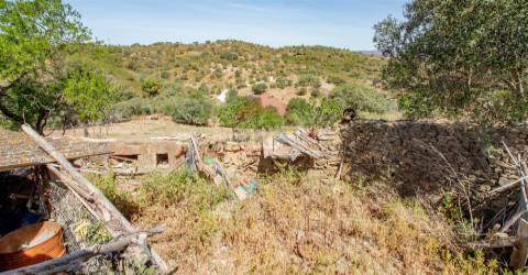 Moradia para recuperar na aldeia do Marmeleiro.