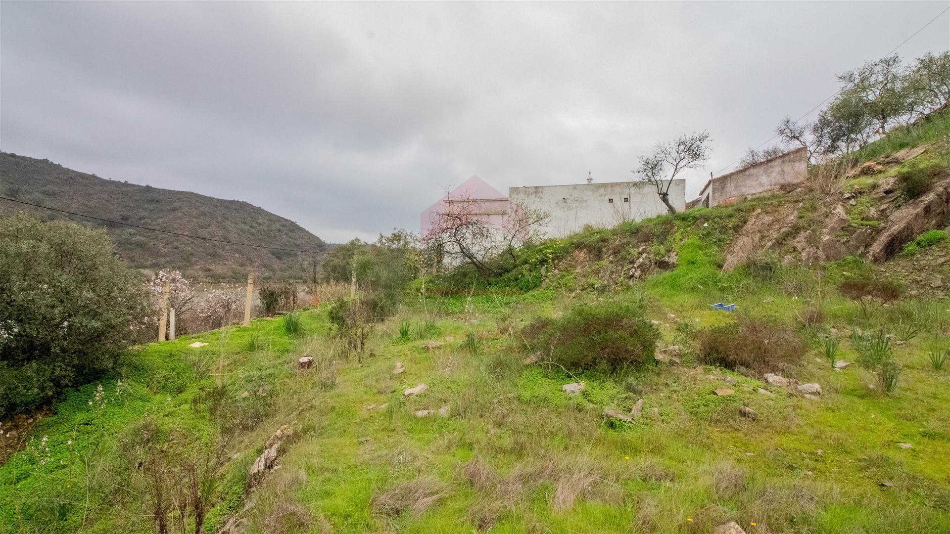 Terreno com possibilidade de construção de moradia com magnifica vista sobre o rio Guadiana.