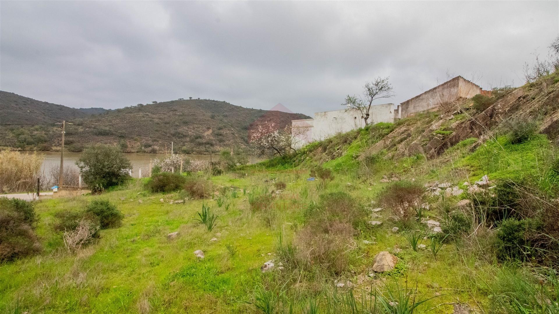 Terreno com possibilidade de construção de moradia com magnifica vista sobre o rio Guadiana.