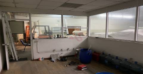 Armazém com 1791 m2 em São Miguel, Vizela