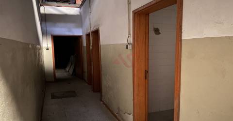 Armazém com 1791 m2 em São Miguel, Vizela