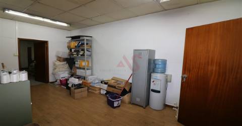 Armazém com 1791 m2 em São Miguel, Vizela