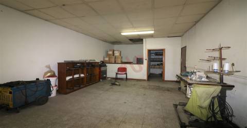 Armazém com 1791 m2 em São Miguel, Vizela