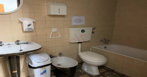 Armazém com 1791 m2 em São Miguel, Vizela