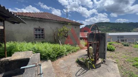 Moradia Individual T3 para restauro em Nespereira, Guimarães