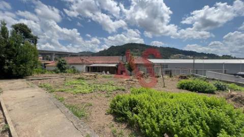 Moradia Individual T3 para restauro em Nespereira, Guimarães