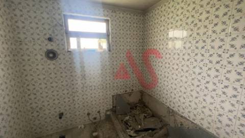 Moradia Individual T3 para restauro em Nespereira, Guimarães