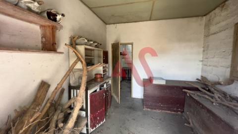 Moradia Individual T3 para restauro em Nespereira, Guimarães
