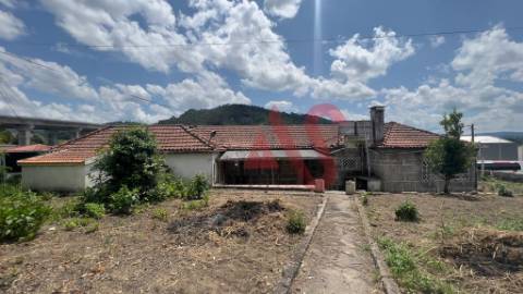 Moradia Individual T3 para restauro em Nespereira, Guimarães