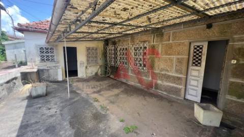 Moradia Individual T3 para restauro em Nespereira, Guimarães