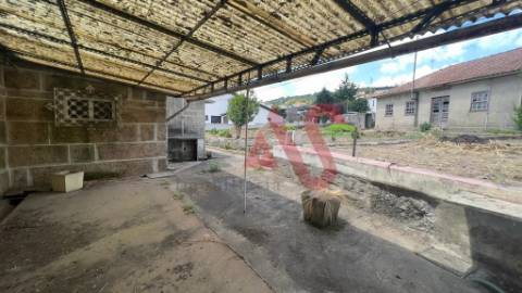 Moradia Individual T3 para restauro em Nespereira, Guimarães