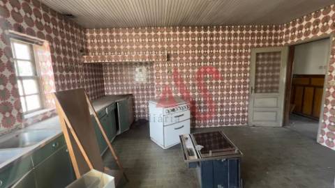 Moradia Individual T3 para restauro em Nespereira, Guimarães