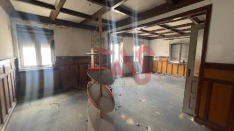 Moradia Individual T3 para restauro em Nespereira, Guimarães