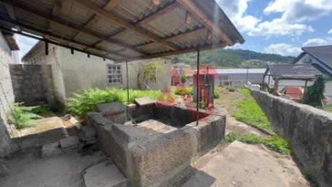 Moradia Individual T3 para restauro em Nespereira, Guimarães