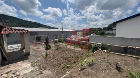 Moradia Individual T3 para restauro em Nespereira, Guimarães