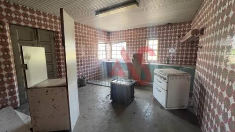 Moradia Individual T3 para restauro em Nespereira, Guimarães